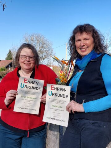 Die neuen Ehrenmitglieder des Sängerkranz Kilchberg: Birgit Nordmann (links) und Beate Keller. Foto: Der Chor Kilchberg