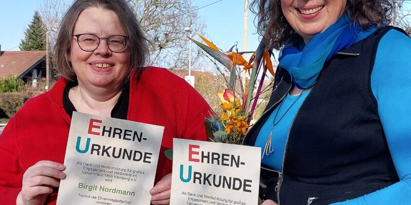 Die neuen Ehrenmitglieder des Sängerkranz Kilchberg: Birgit Nordmann (links) und Beate Keller. Foto: Der Chor Kilchberg